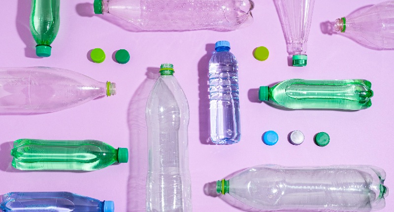 tappi attaccati bottiglie